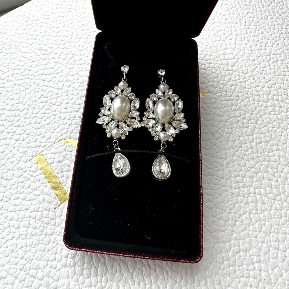 Pearl drop earrings